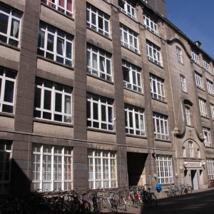 Fassade des Fabrikgebäudes