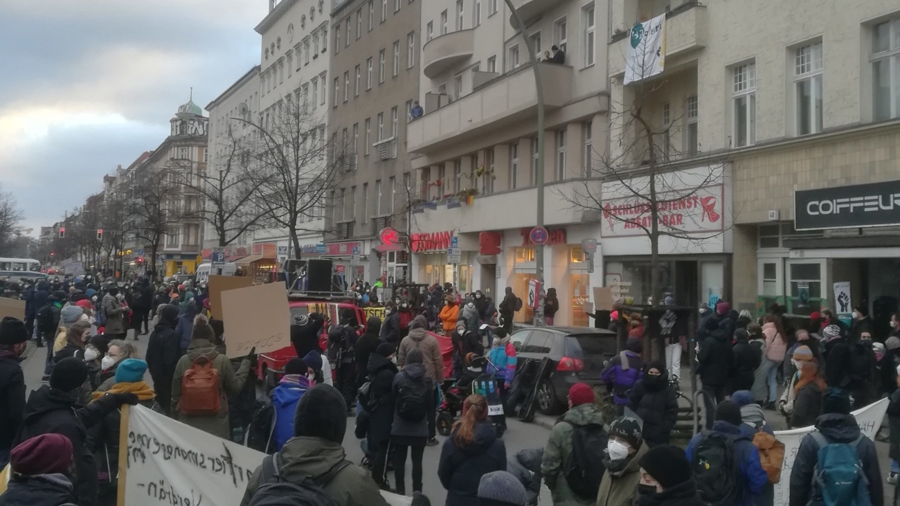 Viele Menschen bei der Kundgebung auf der Hermannstraße