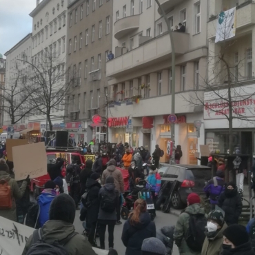 Viele Menschen bei der Kundgebung auf der Hermannstraße