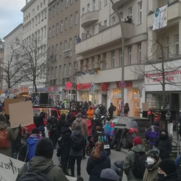 Viele Menschen bei der Kundgebung auf der Hermannstraße
