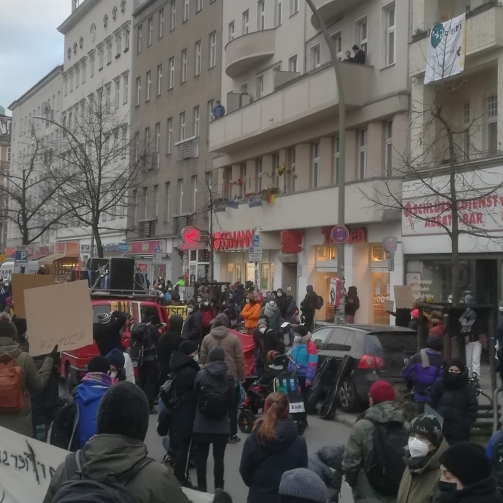 Viele Menschen bei der Kundgebung auf der Hermannstraße