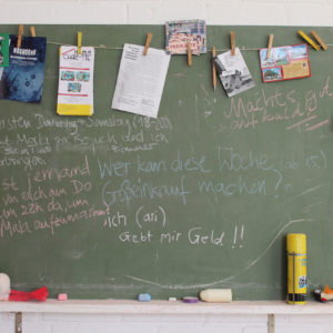 Eine Tafel mit WG-Notizen