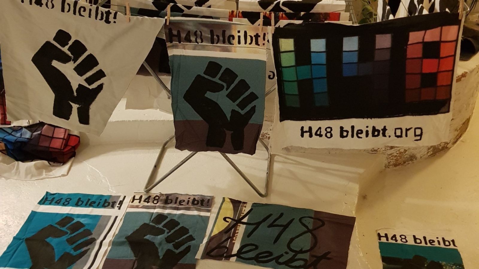 Große Mengen von H48-bleibt-Transparenten und Bannern