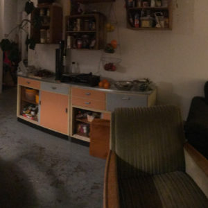 Panorama-Bild eines Wohnzimmers mit einem Kind